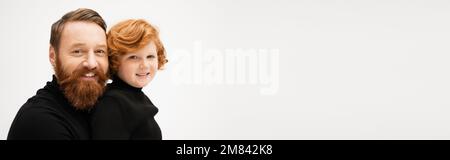 redhead garçon avec grand-père barbu gai souriant à la caméra isolé sur gris, bannière, image de stock Banque D'Images