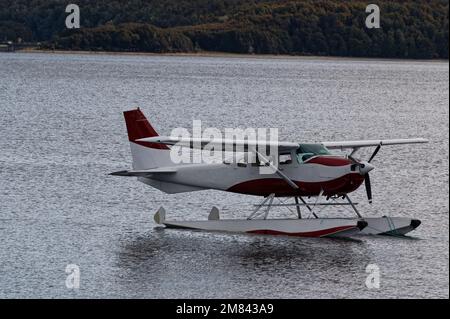 Un hydravion flotte sur un lac en attente de ses passagers. Banque D'Images