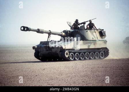 Un obusier automoteur M-109 155 mm participe à des manœuvres dans le désert lors de l'exercice multinational de service commun Bright Star '85. Objet opération/série: BRIGHT STAR '85 base: Gabel Mamza pays: Egypte (EGY) Banque D'Images