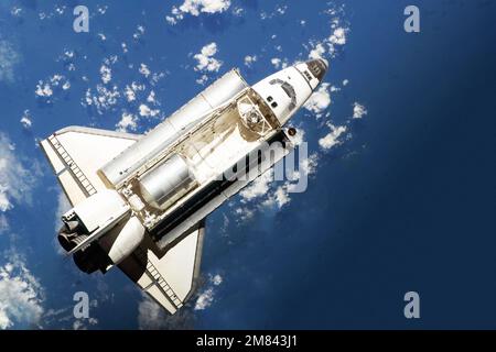 Navette spatiale au-dessus de la surface de la Terre. Éléments de cette image fournis par la NASA. Photo de haute qualité Banque D'Images