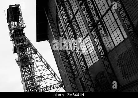 tour de Zeche Zollern en noir et blanc. C'est un complexe de mines de charbon dur désaffectées situé dans le nord-ouest de la ville de Dortmund en Allemagne. Banque D'Images