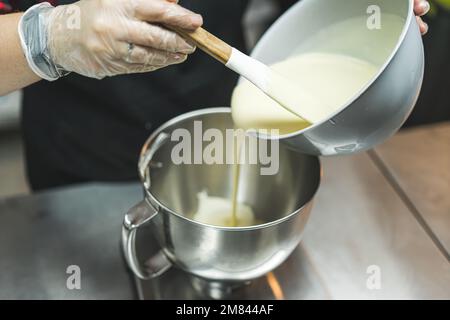 processus de fabrication de la crème aigre pour les gâteaux, la boulangerie, le dessert et la pâtisserie concept. Photo de haute qualité Banque D'Images