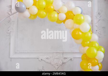 Une arche composée de bulles avec un emplacement pour le texte. Carte de vœux ou invitation à une fête d'anniversaire, une fête d'engagement, une douche de bébé. Copier l'espace Banque D'Images