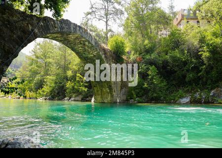 Ancien pont romain sur la rivière Dim en Turquie. Eau turquoise claire et nature verte. Banque D'Images