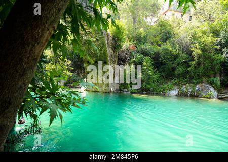 Ancien pont romain sur la rivière Dim en Turquie. Eau turquoise claire et nature verte. Banque D'Images