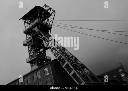 tour de Zeche Zollern en noir et blanc. C'est un complexe de mines de charbon dur désaffectées situé dans le nord-ouest de la ville de Dortmund en Allemagne. Banque D'Images