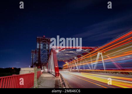 Des sentiers de lumière multicolores de la fin de la nuit passent par le pont Tees Newport à Middlesbrough Banque D'Images