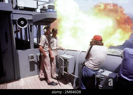 William Snyder, photographe de Dallas 'Morning News', prend une photo informelle du CAPT. John J. Chernesky est parti, officier de guerre du cuirassé USS IOWA (BB-61), et CAPT. Gerald E. Gndow, commandant, utilisant comme toile de fond un salvo à canon unique de la tourelle n° 2. Pays : inconnu Banque D'Images