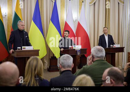 Lviv. 11th janvier 2023. La guerre en Ukraine. Président Volodymyr ZELENSKYY sur 11 janvier 2023 à Lviv. Le Président Volodymyr SELENSKYY rencontre le Président polonais Andrzej Duda et le Président lituanien Gitanas Nauseda, voyage de travail du Président de l'Ukraine dans la région de Lviv et rencontre avec les Présidents de la Pologne et de la Lituanie crédit: Le Bureau présidentiel de l'Ukraine via/dpa/Alay Live News Banque D'Images