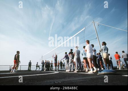 Les hommes de rôle jouent un jeu de volley-ball sur le plateau de l'hélicoptère du cuirassé USS IOWA (BB 61). Base: USS Iowa (BB 61) pays: Océan Atlantique (AOC) Banque D'Images
