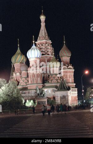 Une vue nocturne sur la place Rouge en regardant vers l'avant de la cathédrale de l'intercession (Saint-Basile la Bienheureuse église). Cette ancienne église orthodoxe grecque est maintenant un musée du communisme soviétique. Base: Moscou pays: Russie (RUS) Banque D'Images