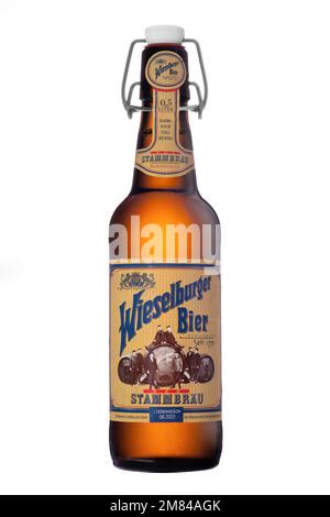 Bouteille de bière Wieselburger originale isolée sur fond blanc. Banque D'Images