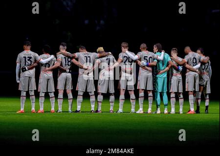 Les joueurs de Calcio Udinese observent une minute de silence à la mémoire de Gianluca Vialli lors d'un match de 2022/23 entre Juventus FC et Udinese Calcio au stade Allianz de 07 janvier 2023 à Turin, en Italie Banque D'Images