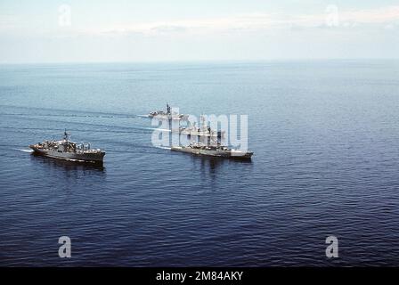 Une vue aérienne de l'arc à tribord des magasins de combat (de l'avant-plan à l'arrière-plan) du navire USS SAN JOSE (AFS-7), du croiseur de missiles guidé USS REEVES (CG-24), du destroyer de missiles guidé USS COCHRANE (DDG-21) et de la frégate USS KNOX (FF-1052) en cours. Les navires font partie du groupement tactique Alfa. Base: Détroit de Makassar pays: Indonésie (IDN) Banque D'Images