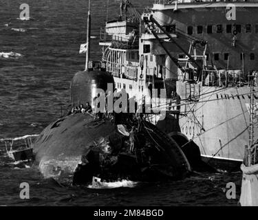 Vue à tribord d'un sous-marin nucléaire endommagé de la classe soviétique Victor, à côté d'un appel d'offres à mouillage. On croit que le sous-marin est entré en collision avec un navire marchand. Pays : inconnu Banque D'Images