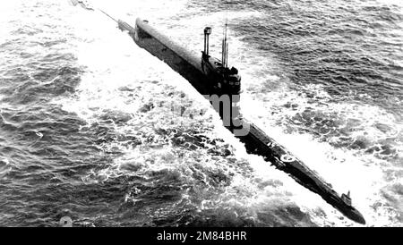 Une vue aérienne à tribord d'un sous-marin de missile balistique soviétique de classe Golf III est en cours. Pays : inconnu Banque D'Images