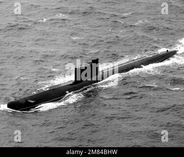 Une vue aérienne de l'avant-port d'un sous-marin d'attaque soviétique de classe Tango est en cours. Pays : inconnu Banque D'Images