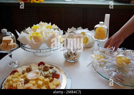 Table avec des gâteries préparées pour anniversaire Banque D'Images