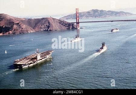 Vue aérienne à tribord du porte-avions à propulsion nucléaire USS CARL VINSON (CVN 70) approchant du pont du Golden Gate, dirigé par (dos à front), le missile guidé USS CALLAGHAN (DDG 994), le destroyer USS PAUL F. FOSTER (DD 964) et un lubrificateur de la flotte auxiliaire. Base : San Francisco État : Californie (CA) pays : États-Unis d'Amérique (USA) Banque D'Images