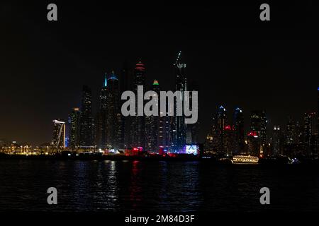 Ville de nuit, scène panoramique du centre-ville reflétée dans l'eau, Dubaï. Banque D'Images