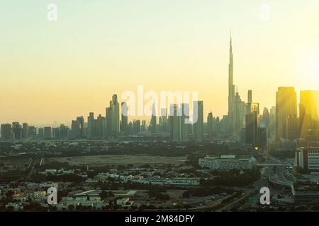 Panorama et vue aérienne de Dubaï en une journée d'été dans la soirée au coucher du soleil, Émirats arabes Unis Banque D'Images