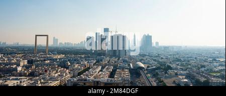 Vue panoramique magnifique sur le centre de Dubaï depuis une hauteur. Dubaï, Émirats arabes Unis Banque D'Images