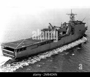 Vue aérienne à tribord du navire d'atterrissage du quai USS GERMANTOWN (LSD-42) en cours. Pays : inconnu Banque D'Images