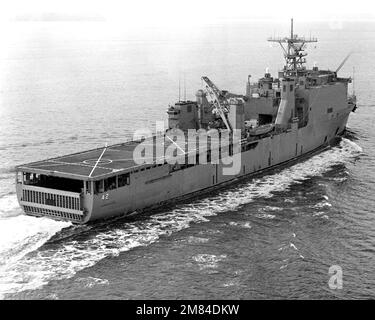 Vue aérienne à tribord du quai du navire d'atterrissage USS GERMANTOWN (LSD-42) en cours. Pays : inconnu Banque D'Images