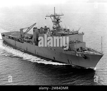 Vue aérienne à tribord de l'arc du navire d'atterrissage du quai USS GERMANTOWN (LSD-42) en cours. Pays : inconnu Banque D'Images