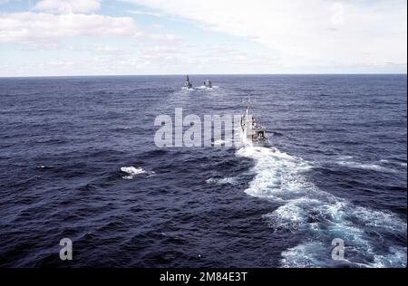 Une vue en hauteur de la frégate de missile guidé USS HALYBURTON (FFG-40) approchant le lubrificateur de la flotte USS MERRIMACK (AO-179) et le cuirassé USS IOWA (BB-61). L'IOWA et MERRIMACK mènent actuellement un réapprovisionnement. Pays : inconnu Banque D'Images