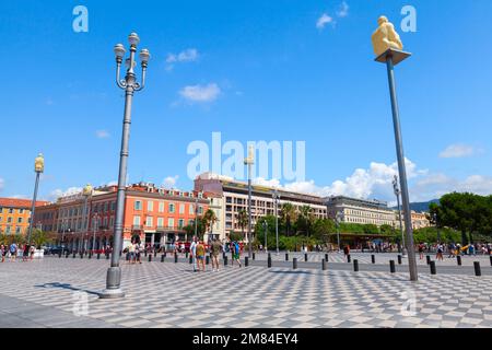 Nice, France - 12 août 2018: Belle vue sur la rue, les gens marchent sur la place Massena lors d'une belle journée d'été Banque D'Images