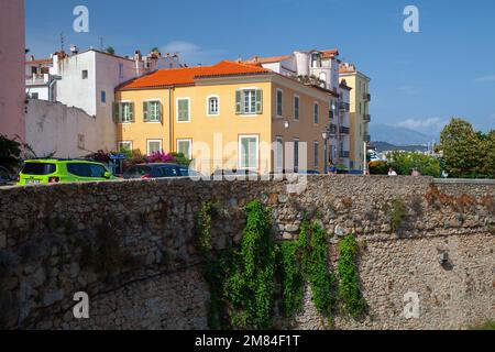 Ajaccio, France - 25 août 2018: Paysage urbain avec des personnes marchant à proximité de maisons colorées sur la côte méditerranéenne de la mer Banque D'Images