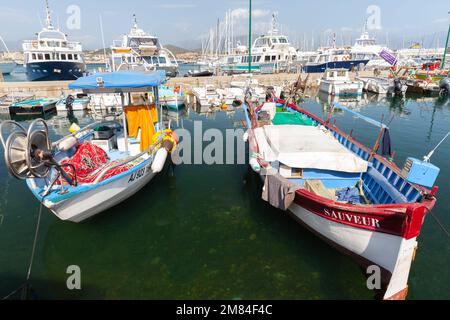 Ajaccio, France - 25 août 2018 : de petits bateaux de pêche sont amarrés au port d'Ajaccio Banque D'Images