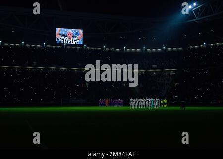 Une image des anciens Crémonais, Juventus, Sampdoria, Chelsea et l'Italie Gianluca Vialli est projecterd sur l'écran du stade comme une minute de silence est lui Banque D'Images