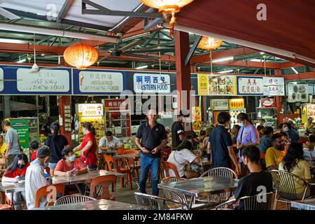 Kuala Lumpur, Malaisie - 8 décembre 2022 - Marché de nuit avec stands servant des plats différents Banque D'Images