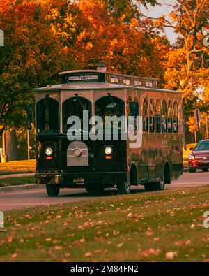 Photo verticale d'un tramway sur la route en automne dans le centre-ville de Kansas City, aux États-Unis. Banque D'Images