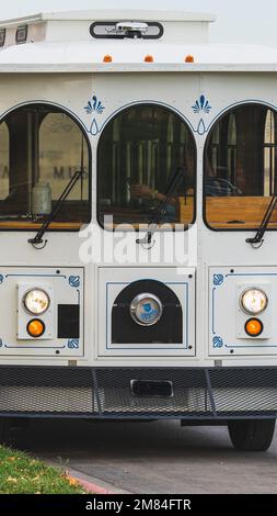 Un cliché vertical d'un tramway blanc à Union Station à Kansas City, aux États-Unis. Banque D'Images