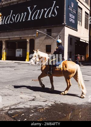 Une photo verticale d'un officier sur un cheval à New York, aux États-Unis. Banque D'Images