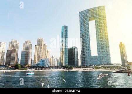 magnifique lever de soleil sur la marina de dubaï. gratte-ciels et plage de dubaï émirats arabes unis Banque D'Images
