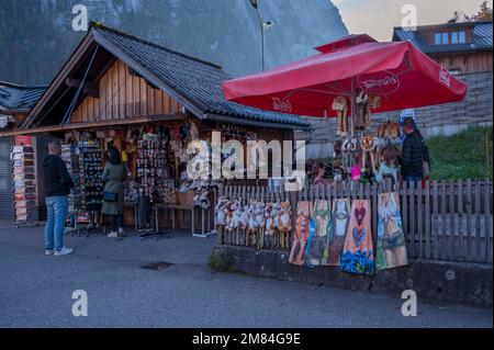 Vue sur une boutique de souvenirs dans les rues vendant des vêtements d'hiver, des aimants colorés, des jouets en peluche et des objets de collection capturés à Hallstatt, en Autriche. Banque D'Images