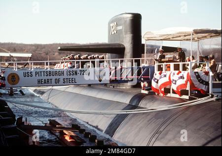 Le capitaine Raymond H. Setser, commandant éventuel du sous-marin d'attaque nucléaire USS PITTSBURGH (SSN 720), parle pendant la cérémonie de mise en service du navire. À droite se trouve le lieutenant-commandant Peter A. Scala, officier exécutif de Pittsburgh. Base : base navale sous-marine, New London État : Connecticut (CT) pays : États-Unis d'Amérique (USA) Banque D'Images