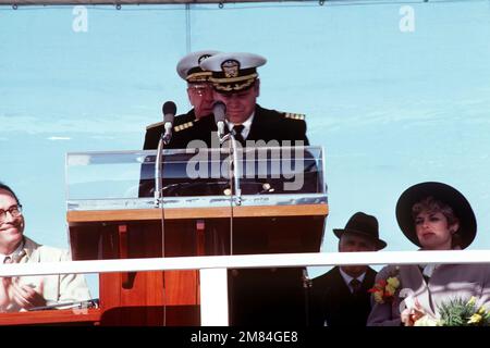 Le capitaine Raymond H. Setser Jr., commandant éventuel du sous-marin d'attaque nucléaire USS PITTSBURGH (SSN 720), présente le vice-amiral Benard M. Kauderer, commandant de la Force sous-marine des États-Unis Flotte de l'Atlantique, pendant la cérémonie de mise en service du navire. À sa gauche se trouve le commanditaire Carol H. Sawyer. Base : base navale sous-marine, New London État : Connecticut (CT) pays : États-Unis d'Amérique (USA) Banque D'Images