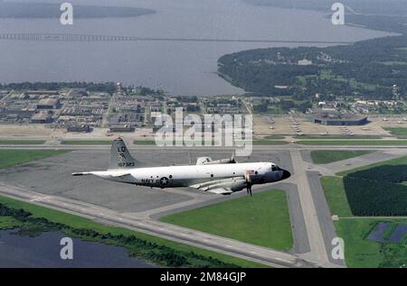Vue aérienne à droite d'un aéronef P-3C Orion modifié de référence provenant de l'escadron de patrouille 56 (VP-56). Base: Naval Air Station, Jacksonville État: Floride (FL) pays: Etats-Unis d'Amérique (USA) Banque D'Images