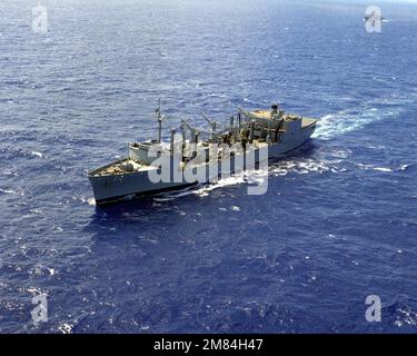 Une vue aérienne de l'avant-port du lubrificateur USS WICHITA (AOR-1) est en cours. Pays: Océan Indien (CIO) Banque D'Images