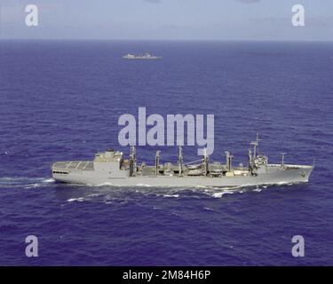 Une vue aérienne à tribord du feu de ravitaillement USS WICHITA (AOR-1) est en cours. Pays: Océan Indien (CIO) Banque D'Images