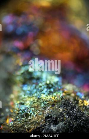 Image au microscope de minerai de cuivre coloré. Il s'agit du sulfure de cuivre appelé chalcopyrite, il a la formule chimique (CuFeS2). Banque D'Images