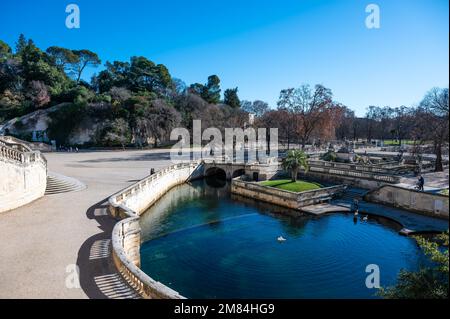 Nîmes, Occitanie, France, 12 31 2022 - étangs d'eau et monuments de style romain des parcs et jardins de la fontaine Banque D'Images