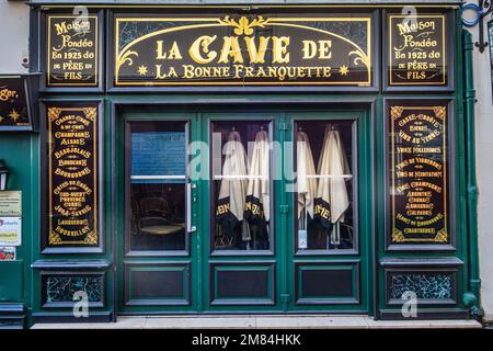 L'avant de la Grotte de la bonne Franquette, un ancien restaurant traditionnel français au coeur de Montmartre, Paris, France Banque D'Images