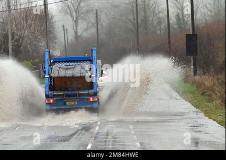 Voitures Vans moto tous pris dehors car la route est fortement inondée sur le coin A370 de Rhodyate Lane dans le nord du Somerset. Crédit photo : Robert Timoney/Alay Live News Banque D'Images