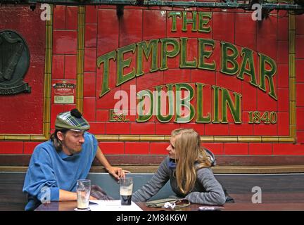 Couple au Temple Bar, Dublin, est 1840, 47-48 Temple Bar, Dublin 2, D02 N725, Eire, Irlande Banque D'Images